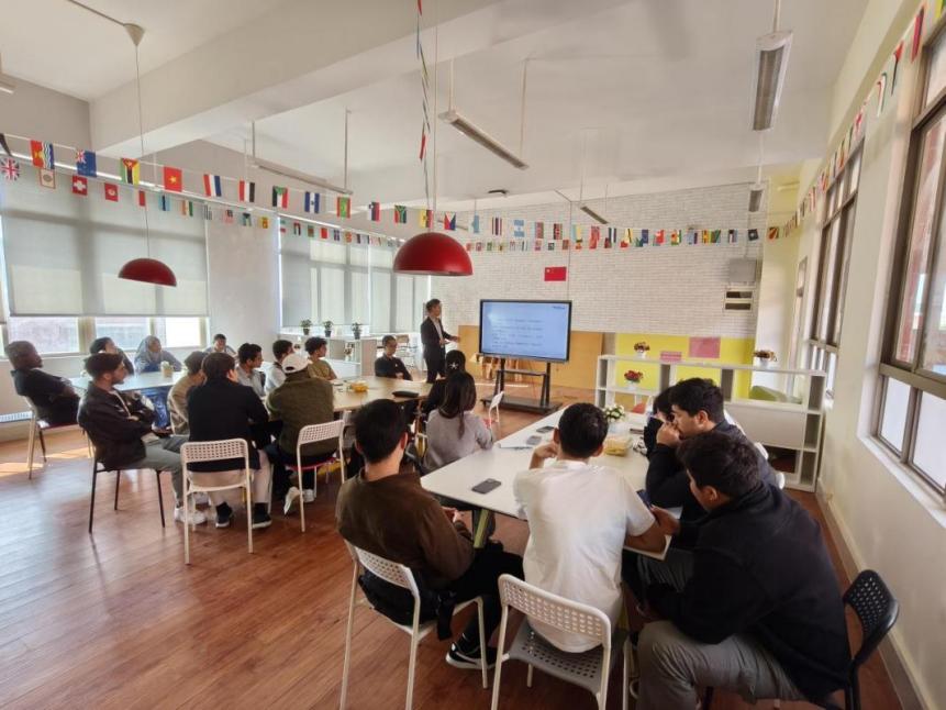 國際學(xué)院舉辦2025級來華留學(xué)生職業(yè)規(guī)劃座談會，廣州勞務(wù)服務(wù)助力留學(xué)人才融入本地發(fā)展